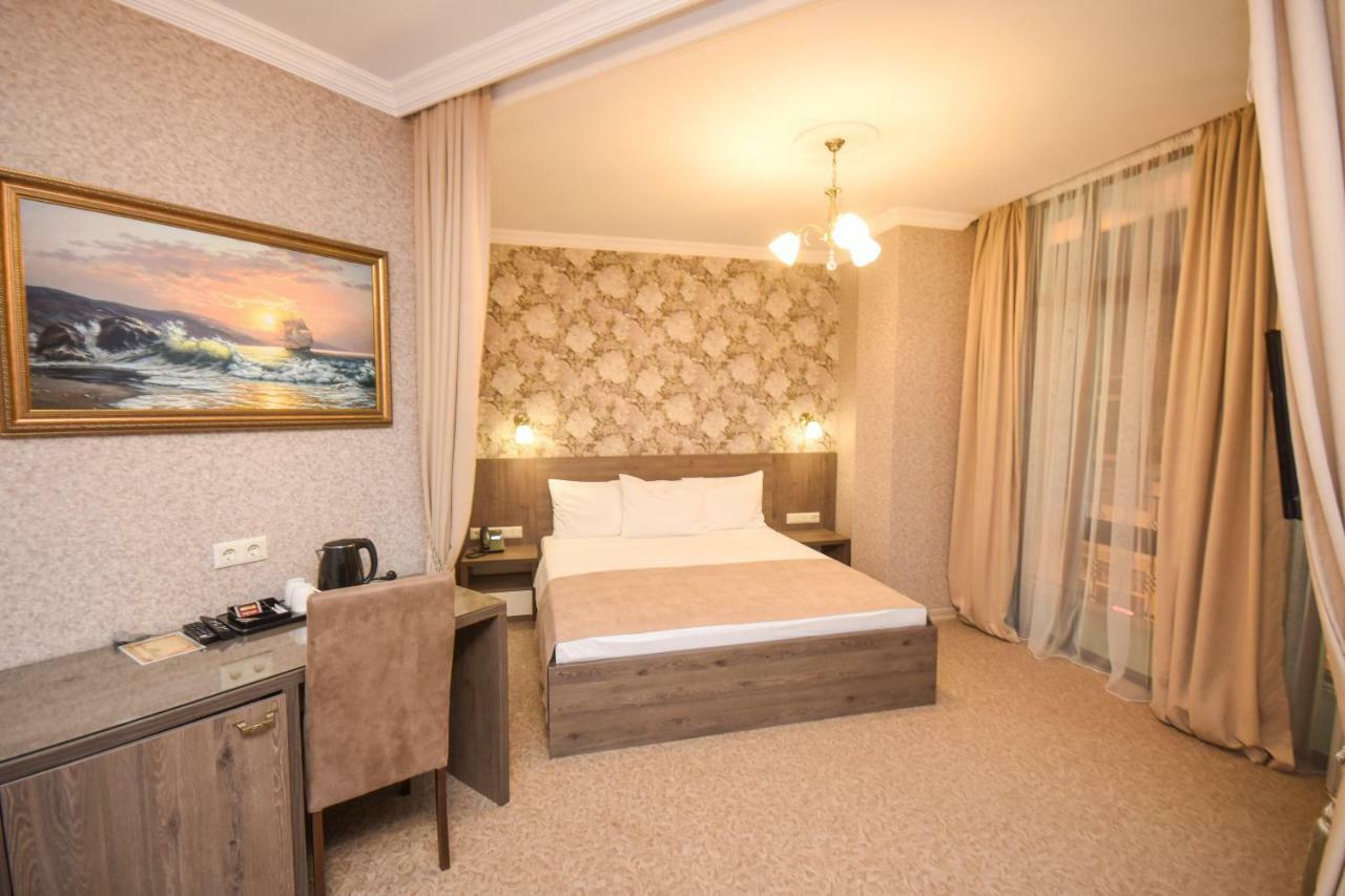 Old Garden Hotel Батуми Екстериор снимка